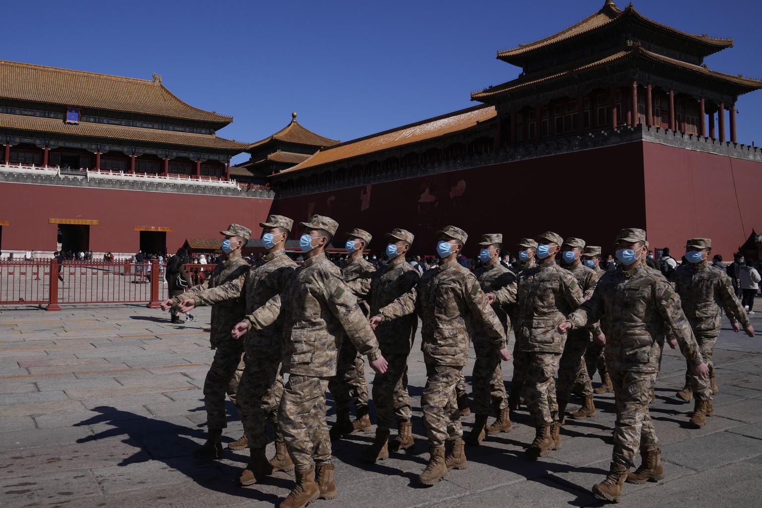Des militaires chinois défilent devant la Cité interdite, samedi 5 mars 2022, à Pékin, à l'occasion de l'augmentation de ses dépenses militaires de défense de 7,1%.