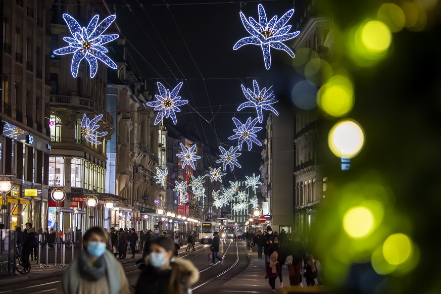 The streets and buildings are decorated with illuminations for Christmas and New Year, in Geneva, Switzerland, Wednesday, December 22, 2021. (KEYSTONE/Martial Trezzini)