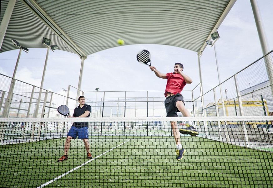 Le padel est en plein essor en Suisse romande et en France. Il est plus accessible techniquement et physiquement que le tennis, en plus d'être ludique.