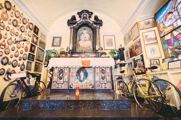 Des vélos sur l'autel de la chapelle.