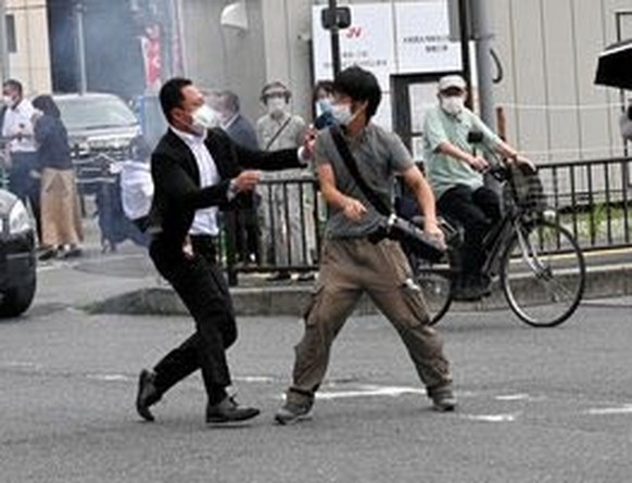 Le suspect après l'attaque. Son arme artisanale est visible sur la photo.