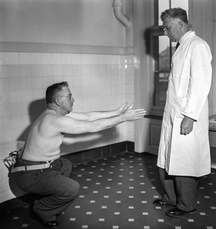 SCHWEIZ BAHNBERUF AUSBILDUNG LOKOMOTIVFUEHRER 1952
Vor der Ausbildung zum Lokomotivfuehrer bei der Schweizerischen Bundesbahnen SBB muessen sich die Kandidaten einem ausfuehrlichen Gesundheits-Untersu ...