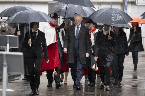 Bundeskanzler Viktor Rossi, Mitte, Bundesraetin Elisabeth Baume-Schneider, Mitte-links, und Bundesraetin Karin Keller-Sutter, dritte-rechts, kommen vor der Dreifaltigkeitskirche kurz vor die Trauerfei ...