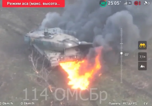 Le Leopard 2 abandonné et endommagé.