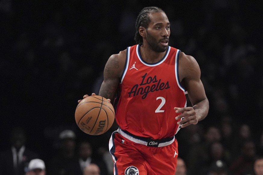 LA Clippers&#039; Kawhi Leonard (2) looks to pass during the second half of an NBA basketball game against the Brooklyn Nets Friday, March 28, 2025, in New York. (AP Photo/Frank Franklin II)
Clippers  ...