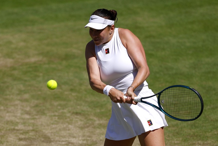 epa12229305 Amanda Anisimova of the USA in action during the Women&#039;s Singles semi-finals match against Aryna Sabalenka of Belarus at the Wimbledon Championships, Wimbledon, Britain, 10 July 2025. ...