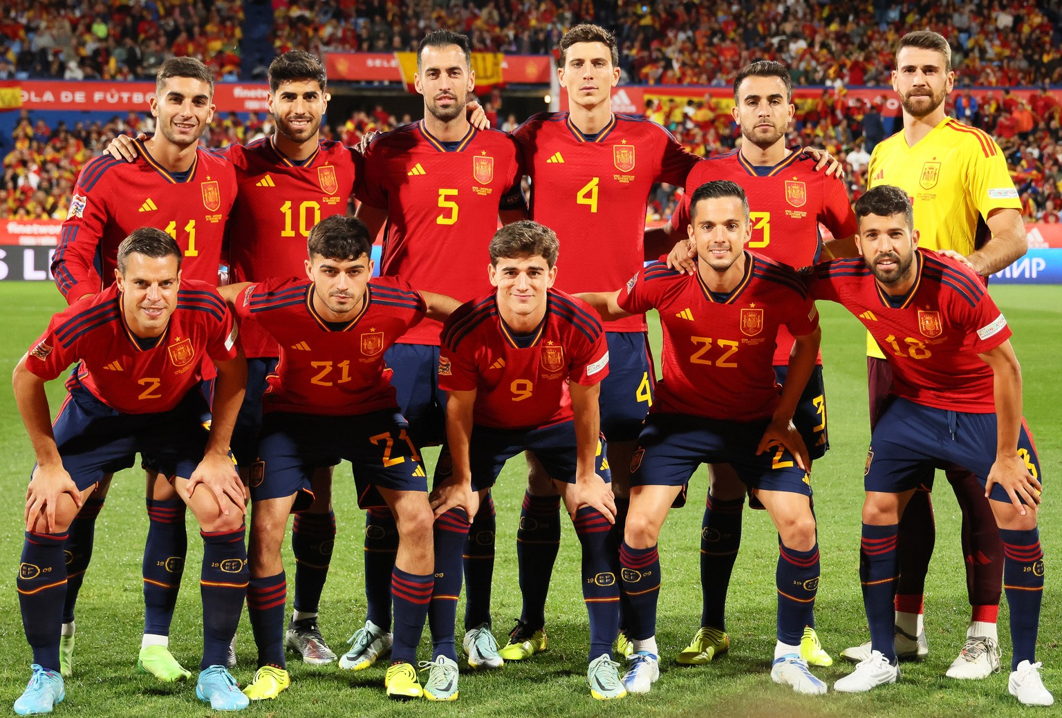 epa10254024 Players of Spain line up for the UEFA Nations League soccer match between Spain and Switzerland in Zaragoza, Spain, 24 September 2022. Back from L: Ferran Torres, Marco Asensio, Sergio Bus ...