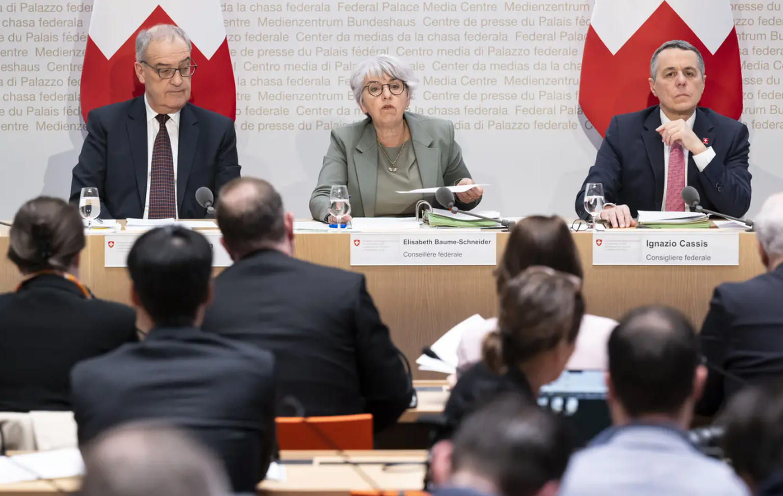 La délégation du Conseil fédéral présentant le nouveau mandat de négociation le 15 décembre : Ignazio Cassis (à droite), Elisabeth Baume-Schneider et Guy Parmelin.