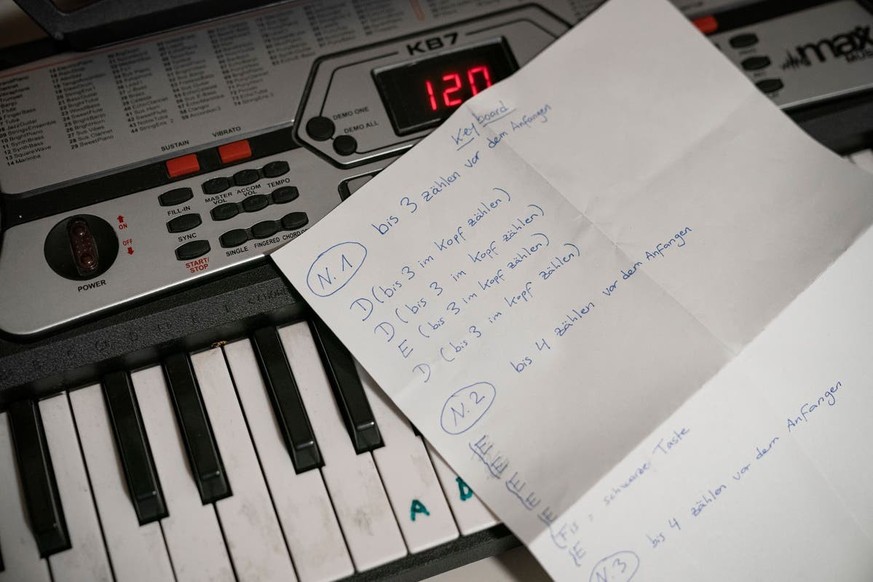 Albert M. s'entraîne sur son clavier pour la fête de Noël.