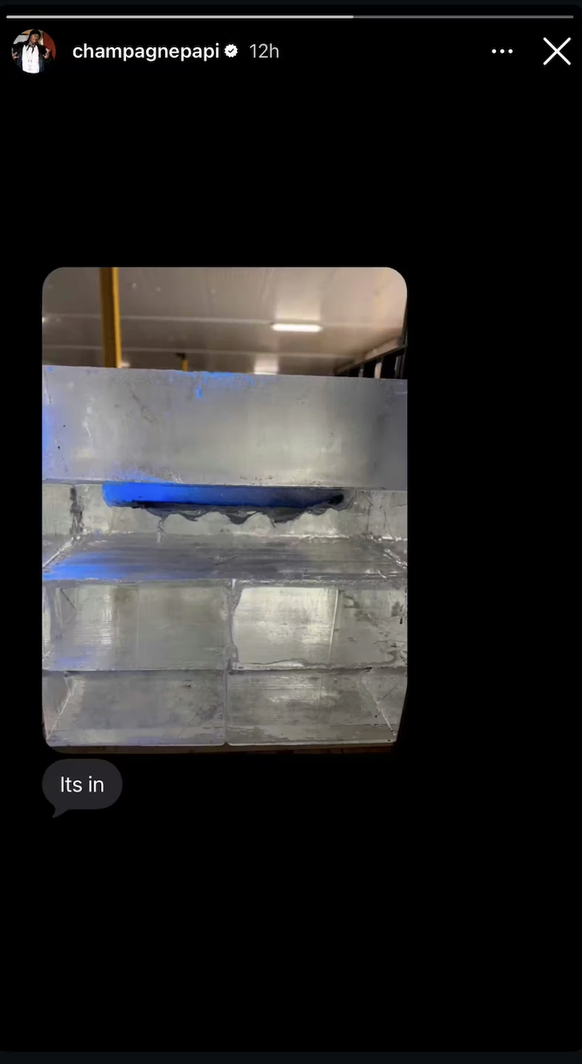 Drake a également publié cette étrange photo. «Its in».