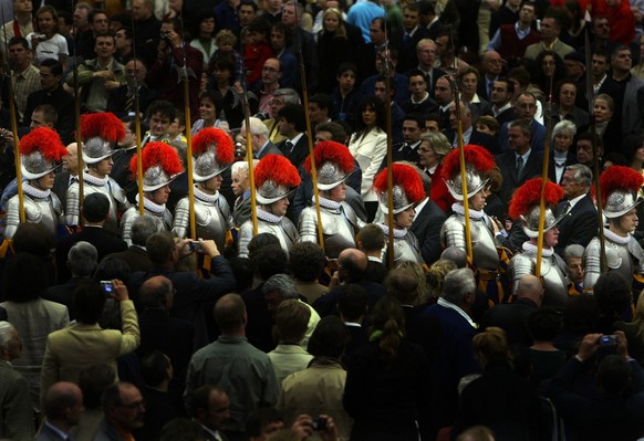 Schweizergardisten betreten am Donnerstag, 6. Mai 2004, die Aula des Vatikans in Rom, um ihren Eid abzulegen. Dreiunddreissig Schweizergardisten werden dieses Jahr neu vereidigt. Die paepstliche Schwe ...