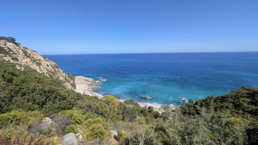 La plage est accessible à pied et l'eau est turquoise