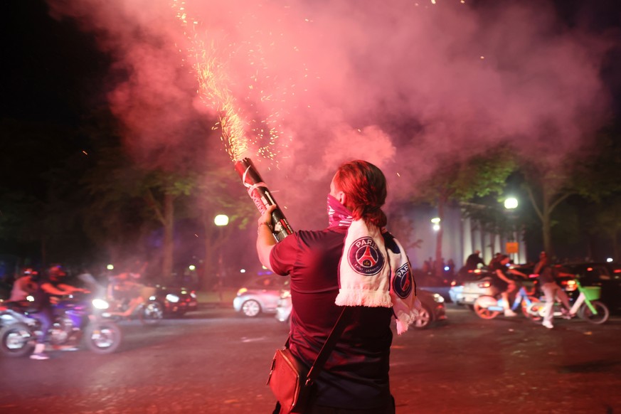PSG supporters let off fireworks as they celebrate in Paris, Saturday, May 30, 2026 after the Champions League final soccer match between Paris Saint-Germain and Arsenal that was played in Budapest, P ...