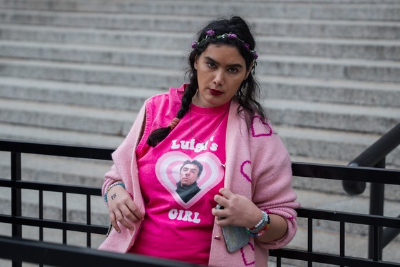 epa12865079 A supporter of Luigi Mangione, Alexa Modugno, wearing a t-shirt with his portrait during Mangione's appearance in federal court in New York, New York, USA, 01 April 2026. A federal ju ...
