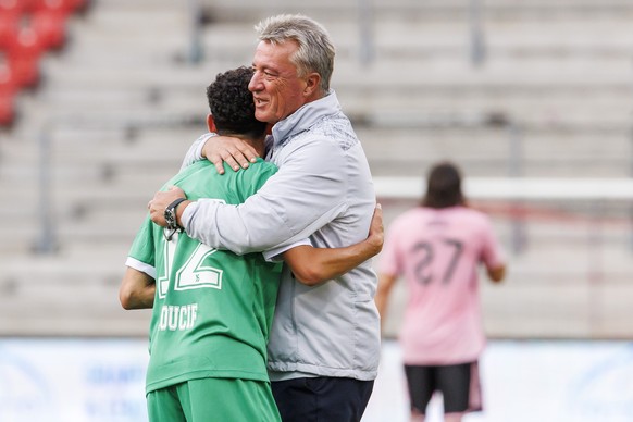 Marco Schällibaum félicite Haithem Loucif.