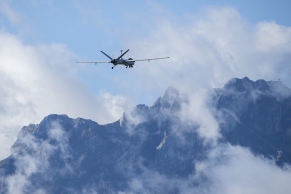 Eine Drohne des Aufklaerungsdrohnensystem 15 (ADS 15) der Armasuisse und Schweizer Armee auf dem Armee Flugplatz in Emmen am Donnerstag, 8. September 2022. (KEYSTONE/Urs Flueeler).