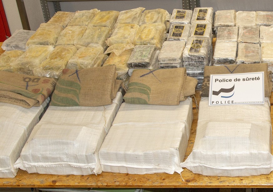 This image released by Fribourg cantonal police on Friday, May 6, 2022 shows cocaine seized in the Swiss town of Romont last Monday. Police say an investigation is under way after workers at a Nespres ...