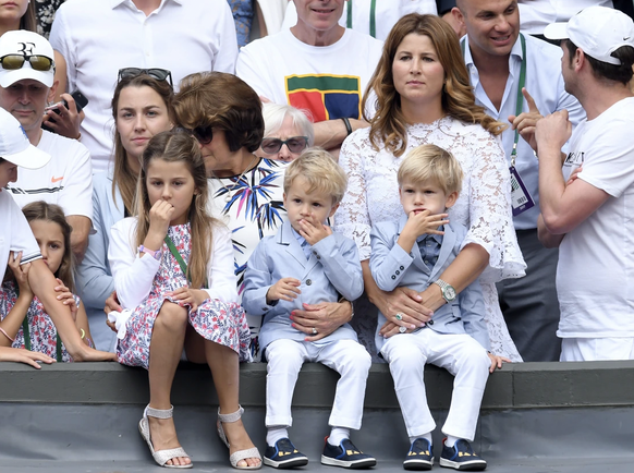 Les jumelles Charlene et Myla, les jumeaux Leo et Lenny, entourées de leur mère Mirka et de leur grand-mère Lynette.