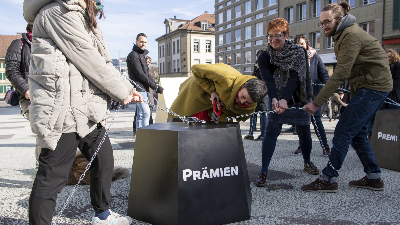 Barbara Gysi, Nationalraetin SP-SG, Vizepraesidentin SP Schweiz, Mitte, bei einer Aktion anlaesslich der Lancierung der Praemien-Entlastungs-Initiative, am Dienstag, 26. Februar 2019 in Bern. (KEYSTON ...