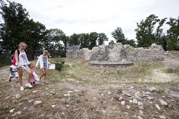 Des enfants passent devant les ruines du chateau, lors de la grande fete medievale a l&#039;occasion de l&#039;inauguration des ruines du chateau de Rouelbeau, ce dimanche 4 septembre 2016 a Meinier p ...