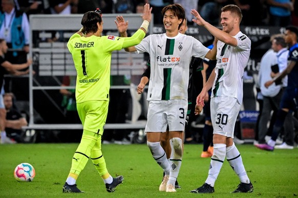 epa10129876 (L-R) Moenchengladbach&#039;s goalkeeper Yann Sommer, Ko Itakura and Nico Elvedi react after winning the German Bundesliga soccer match between Borussia Moenchengladbach and Hertha BSC in  ...