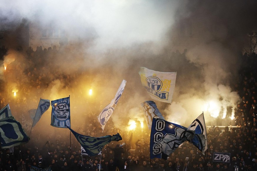 FC Zuerich Fans feuern Pyros ab, beim Fussballspiel der Super League zwischen dem FC Zuerich und den BSC Young Boys im Letzigrund Stadion in Zuerich am Sonntag, 28. November 2021. (KEYSTONE/Michael Bu ...