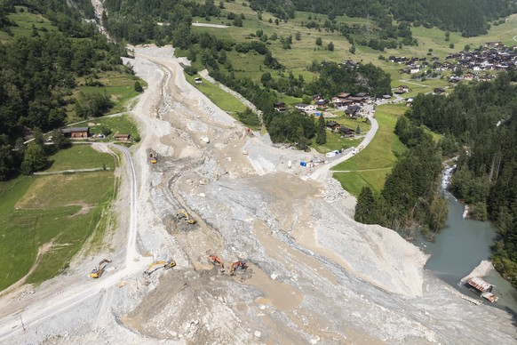 KEYPIX - Des ouvriers travaillent a la remise en etat de la route, ce lundi 9 juin 2025 a Fregnolet. Lundi 2 juin 2025 une lave torrentielle a emporte le pont fusible du Fregnolet dans le haut Val de  ...