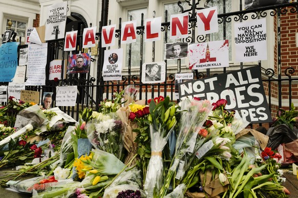 Des fleurs sont déposées en face de l'ambassade de Russie, pour commémorer la mort d'Alexei Navalny à Londres, samedi 17 février 2024.