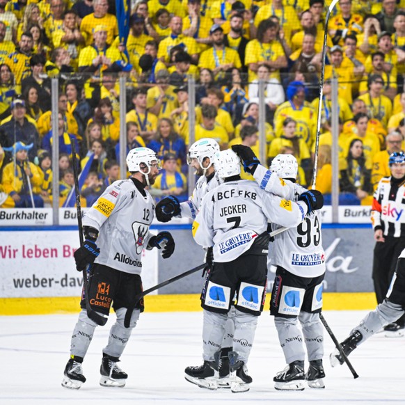 La joie des Fribourgeois, vainqueurs 3-2 à Davos dans l'acte I de la finale