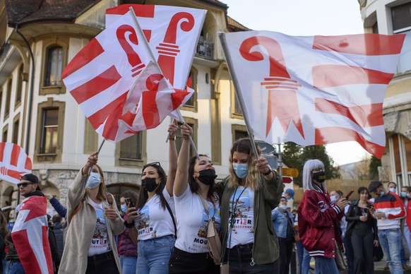 Des personnes celebrent l&#039;annonce des resultats du &quot;oui&quot; de la ville de Moutier au canton du Jura devant l&#039;hotel de ville, le dimanche 28 Mars 2021 a Moutier. Les citoyens de Mouti ...