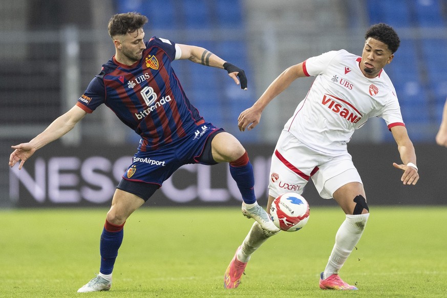 Dominik Schmid (FCB) (links) kaempft um den Ball mit Ethan Meichtry (FCT) (rechts) im Fussball Meisterschaftsspiel der Swiss Super League zwischen FC Basel 1893, FCB, und FC Thun, FCT, im Stadion St.  ...