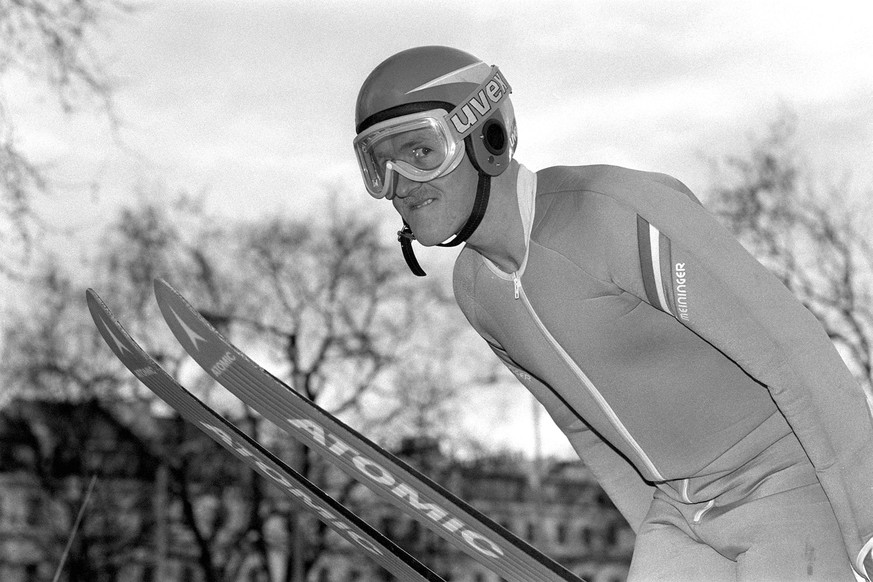 PA NEWS PHOTO 25/1/88 : CHELTENHAM PLASTERER EDDIE EDWARDS (24) IN LONDON BEFORE FLYING OUT TO TRAIN WITH THE AMERICAN TEAM BEFORE THE WINTER OLYMPICS IN CALGARY. EDDIE IS TO BECOME BRITAIN&#039;S FIR ...