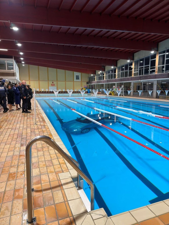 La voiture a traversé la quasi-totalité de la largeur du bassin.