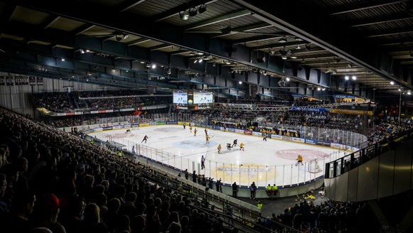 Une vue generale avec les deux equipes en action lors du premier match de la finale des play-off du Championnat de Suisse de hockey sur glace de National league entre le Geneve-Servette HC et le EHC B ...