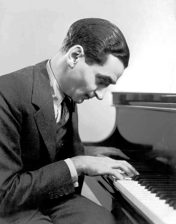 Le russo-américain Irving Berlin, parolier et compositeur du tube planétaire.
https://commons.wikimedia.org/wiki/File:Irving_Berlin_1937.jpg