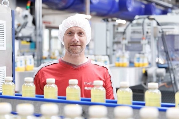 Le coresponsable de la production, David Baumann garde un œil sur les nombreuses machines.