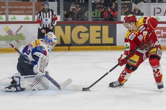 Biels Damien Brunner, rechts, im Duell mit Klotens Torhueter Sandro Zurkirchen im Eishockey Qualifikationsspiel der National League zwischen dem EHC Biel und dem EHC Kloten, am Freitag, 6. Januar 2023 ...