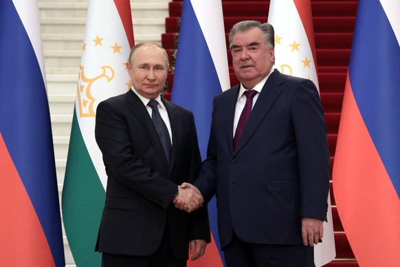 Russian President Vladimir Putin, left, and Tajikistan&#039;s President Emomali Rakhmon pose for a photo during their meeting in Dushanbe, Tajikistan, Tuesday, June 28, 2022. (Alexander Shcherbak, Spu ...