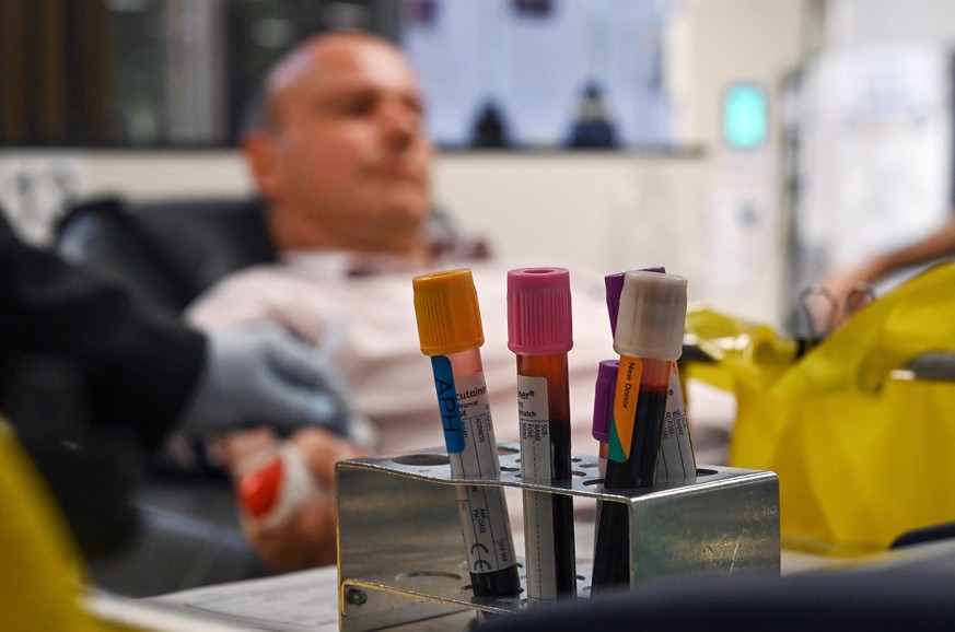 epa10090514 Donated blood from people who were in the United Kingdom during the &#039;mad cow disease&#039; outbreak, donates blood at the Sydney Town Hall Donor Centre in Sydney, Australia, 25 July 2 ...