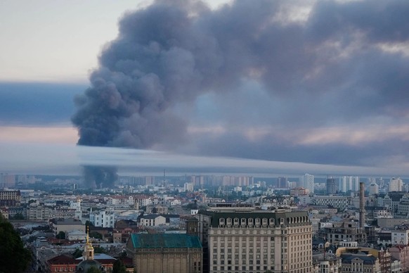 Jeudi 2 juillet 2026, un nuage de fumée au-dessus de Kiev après une attaque russe.