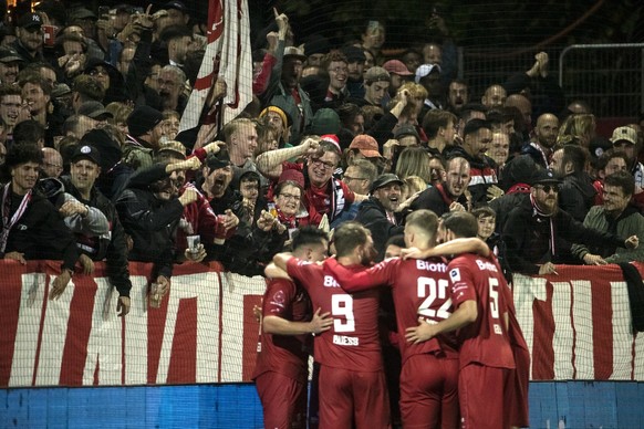 Die Fans jubeln mit den Spielern des FC Winterthur nach dem Tor zum 1-0 im Fussball Meisterschaftsspiel der Super League zwischen dem FC Winterthur und dem FC Sion im Stadion Schuetzenwiese in Wintert ...