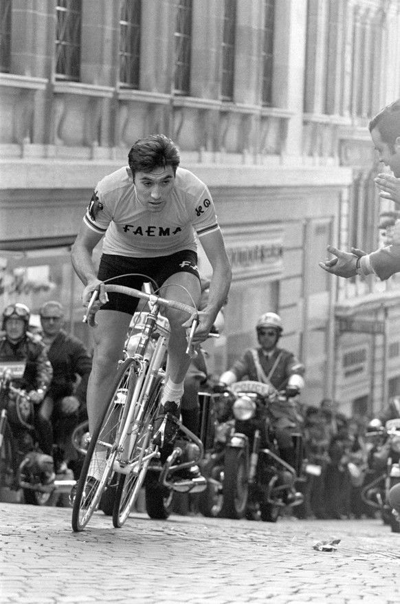 Eddy Merckx et son légendaire dossard 51 en train de gravir le Petit-Chêne à Lausanne, lors du Tour de France 1969.