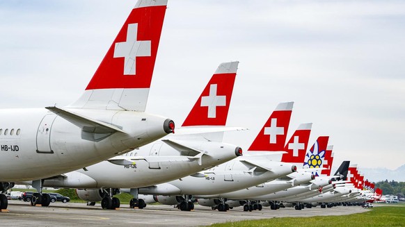 ARCHIVBILD ZUR PRAEZISIERUNG DES STELLENABBAUS BEI DER SWISS, AM DIENSTAG, 15. JUNI 2021 - coVIDE Photo Set - Grounded &quot;Swiss&quot; and &quot;Edelweiss&quot; airline airplane are pictured at the  ...