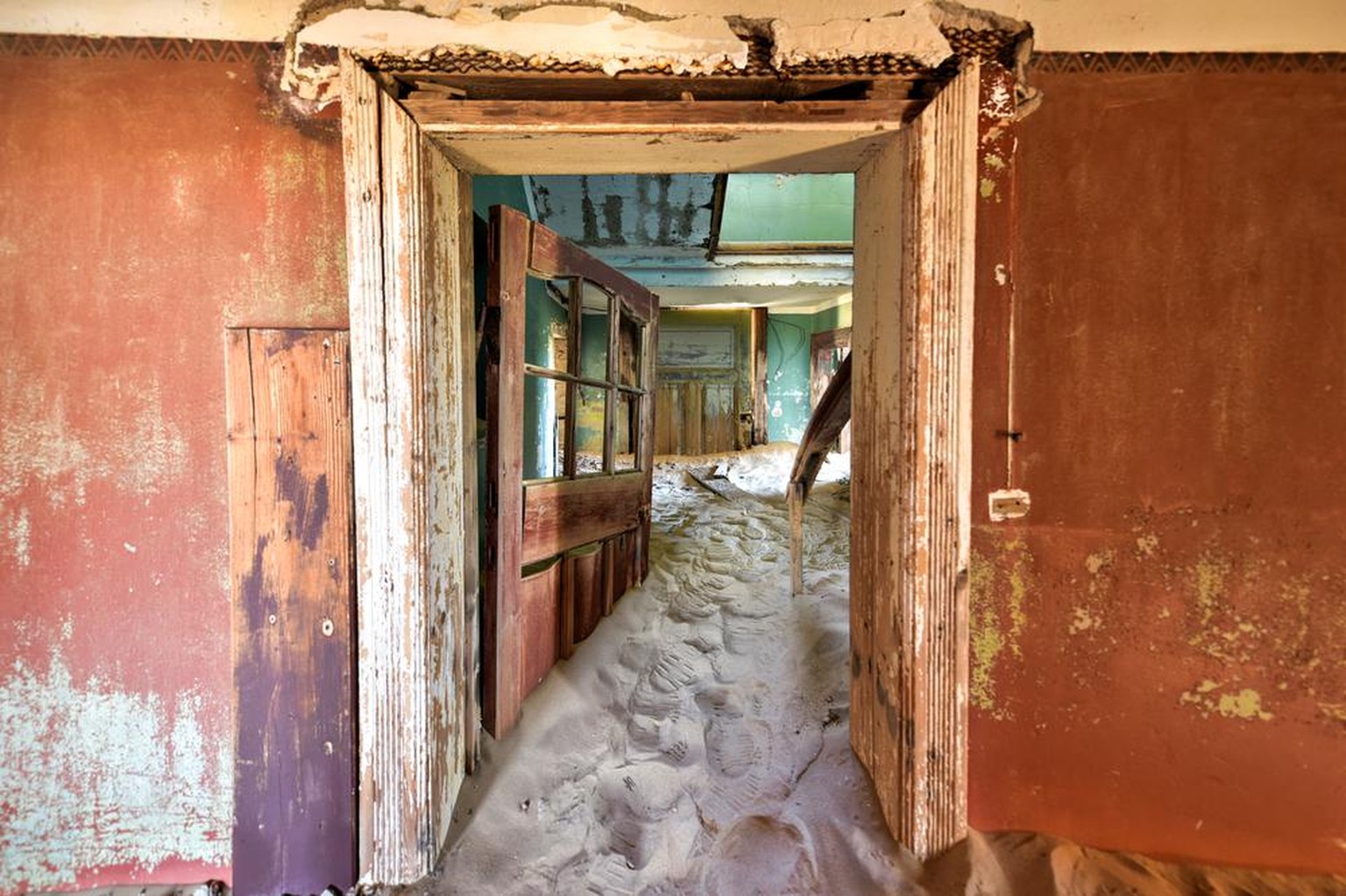 Cette ville était l&#039;une des plus riches d&#039;Afrique avant qu&#039;elle ne soit abandonnée. Les bâtiments de Kolmanskop sont aujourd&#039;hui à moitié submergés par le sable.