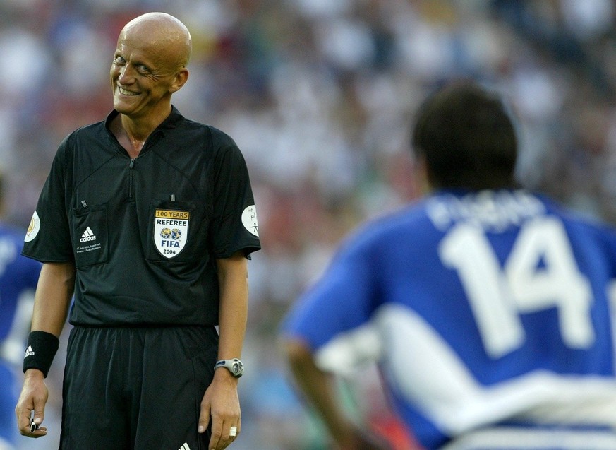 Italian referee Pierluigi Collina (L) looks with a smile at Greek player Panagiotis Fyssas during the EURO 2004 semi final match between Greece and the Czech Republic at the Dragao stadium in Porto on ...