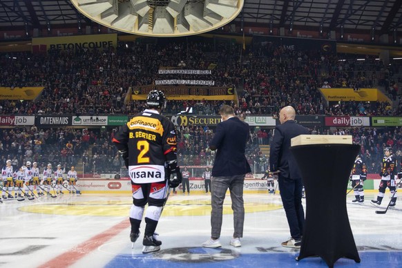 Berns Beat Gerber wird vor dem Spiel fuer sein 1168. Spiel in der National League von SCB Sportdirektor Raeto Raffainer, Mitte, und Liga-Direktor Denis Vaucher, rechts, geehrt, vor dem Eishockey Meist ...