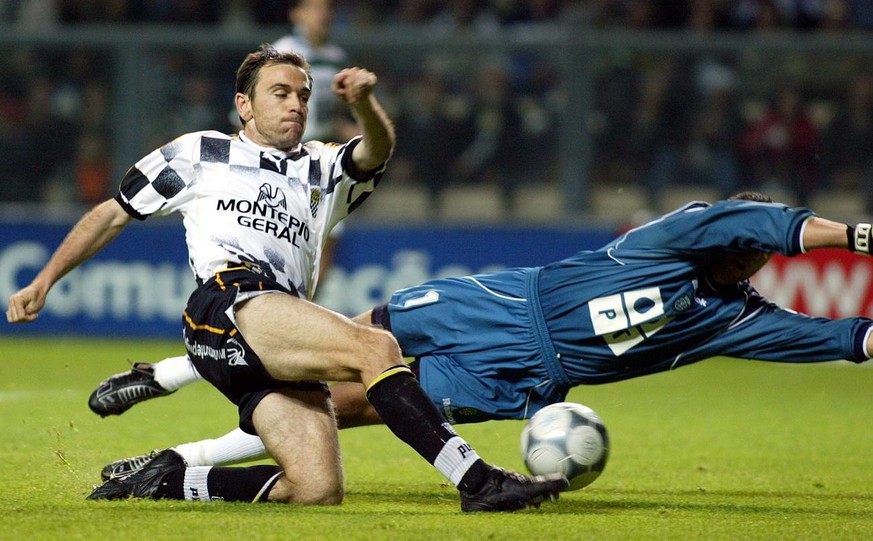 Sporting Lisbon&#039;s goalkeeper Nelson Pereira stops a ball from Boavista FC&#039;s Joaquim Martelinho, left, during their Portuguese Premier League match at Bessa Stadium, Saturday March 30, 2002 i ...