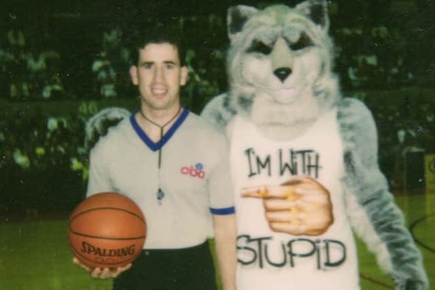 L'arbitre Tim Donaghy au début de sa carrière, bien avant d'appeler John Lauro en renfort pour le défendre dans l'affaire des matchs truqués de la NBA.