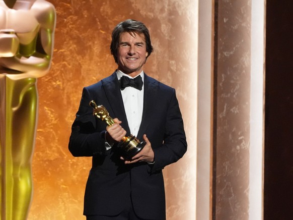 L&#039;acteur américain Tom Cruise a reçu dimanche soir un Oscar d&#039;honneur, la première statuette dorée de sa riche carrière, devant le gratin d&#039;Hollywood lors de la cérémonie des Governors  ...