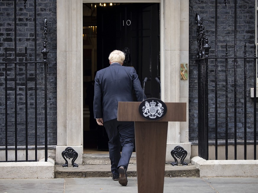 Boris Johnson a annoncé jeudi sa démission du poste de chef du parti conservateur, tout en décidant de rester à Downing Street en attendant que soit désigné son successeur à la tête du parti.